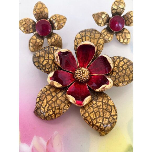 Vintage 1960s Goldtone & Enamel Floral Brooch & Earring Set - Picture 7 of 10